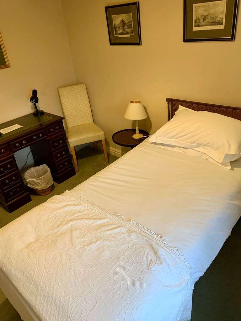 Guyers House Hotel And Restaurant Corsham Room photo